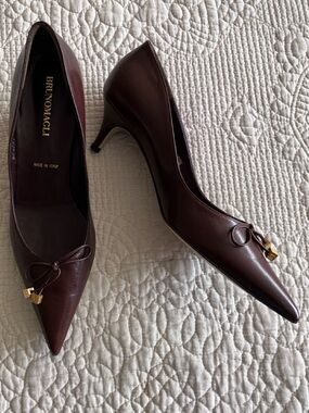 NWT Bruno Magli brown kitten heel pumps